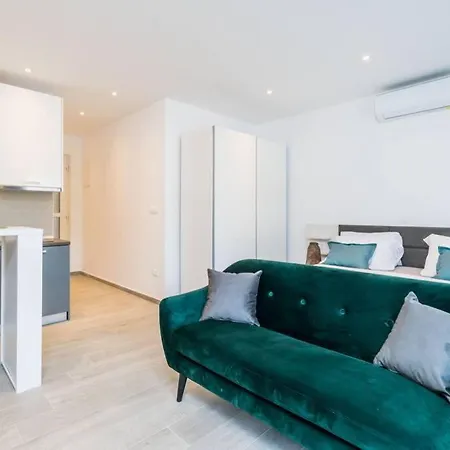 Corallium Precious Apartment Pomena