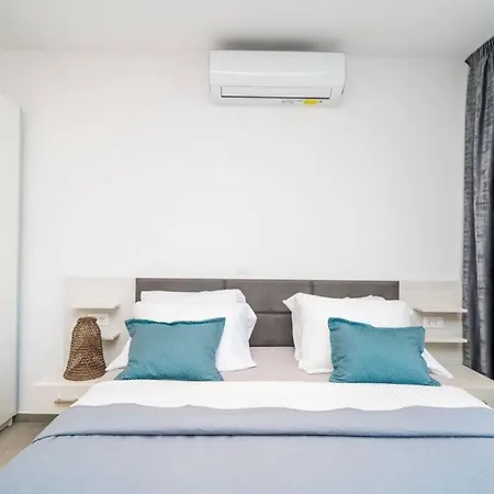 شقة Corallium Precious