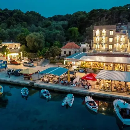 شقة Corallium Precious