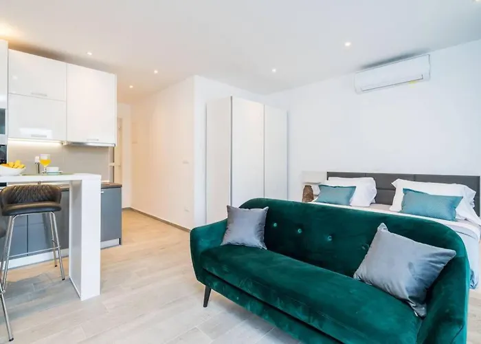 Corallium Precious Apartament Pomena