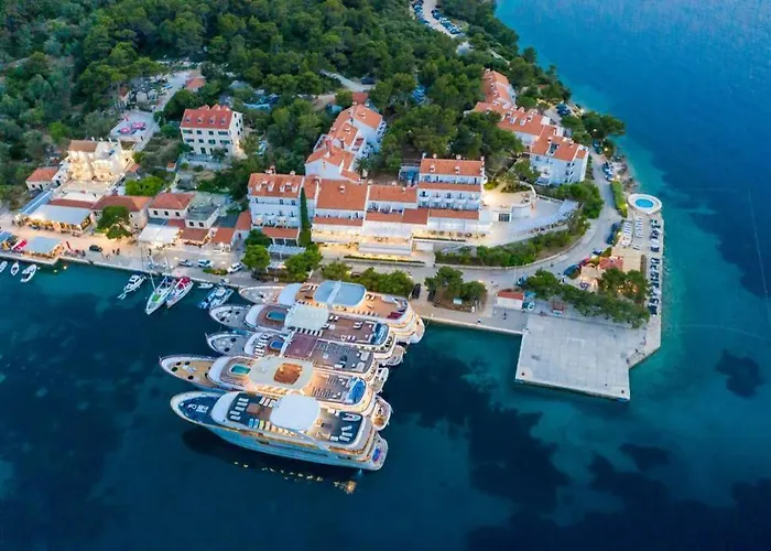 Corallium Precious Apartament Pomena