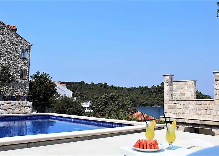 Corallium Precious Apartament Pomena